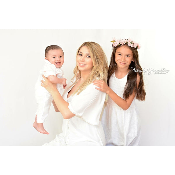 White Photography Backdrop with Mom and Children posing 